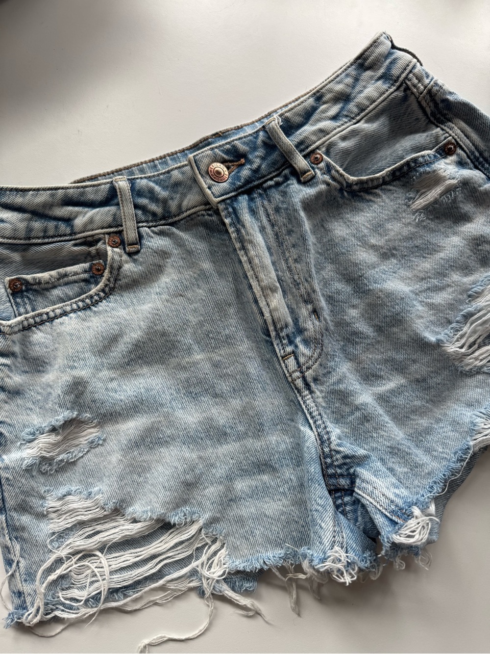 American Eagle Tomgirl Light Blue Distressed Denim Shorts | Size 4